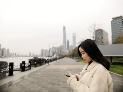 The woman wore a wool jacket with smartphones
